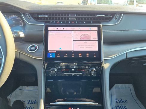 Used 2025 Jeep Grand Cherokee L Limited image 21