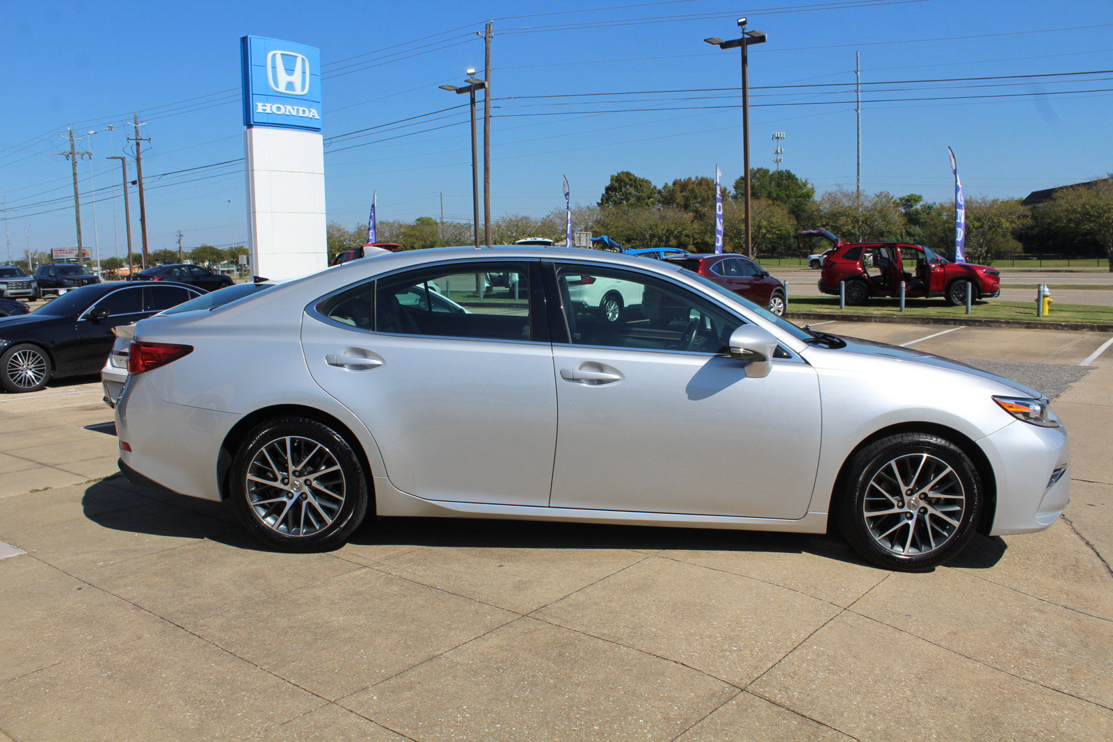 Used 2017 Lexus ES 350 w/ Luxury Package FWD image 4