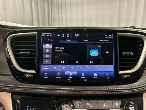 Used 2024 Chrysler Pacifica Touring-L image 17