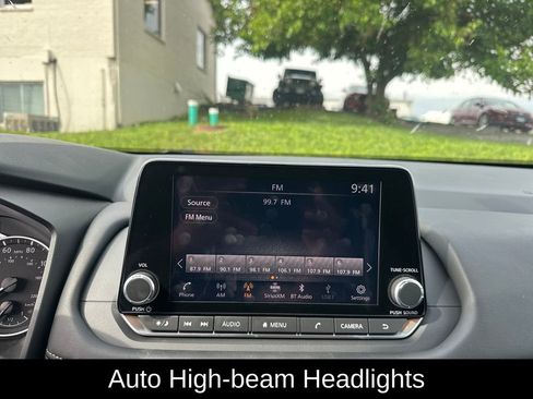Used 2025 Nissan Rogue SV w/ SV Premium Package FWD image 16