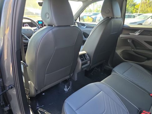 New 2026 Volkswagen Tiguan SE R-Line image 9