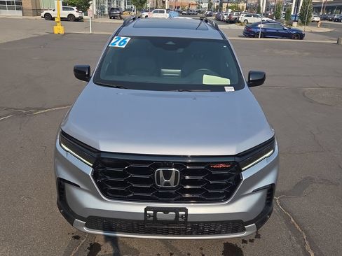 Used 2025 Honda Pilot TrailSport image 9