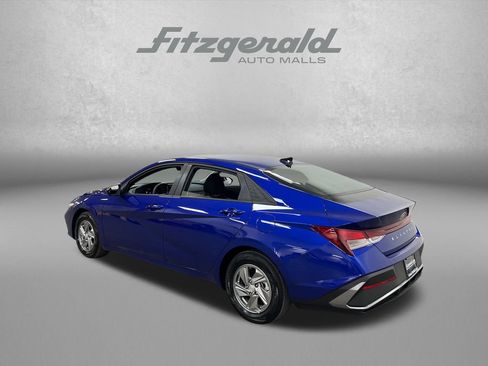 Used 2025 Hyundai Elantra SE w/ Cargo Package FWD image 3