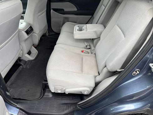 Used 2019 Toyota Highlander LE AWD/4WD image 32