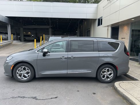 Used 2023 Chrysler Pacifica Limited FWD image 3