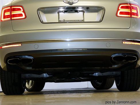 Used 2019 Bentley Bentayga AWD/4WD image 17