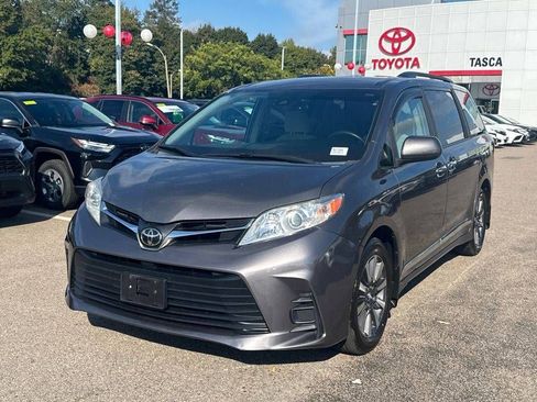 Used 2018 Toyota Sienna LE image 3