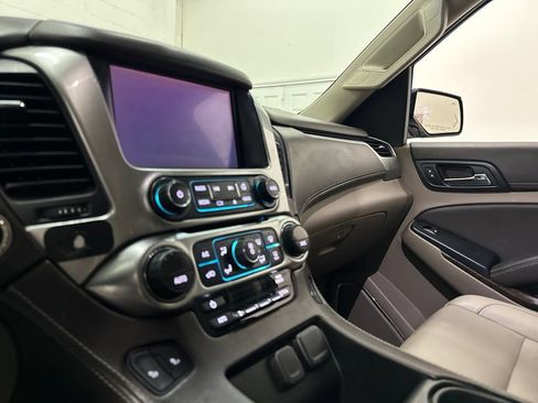 Used 2020 Chevrolet Suburban LT w/ Luxury Package RWD image 35