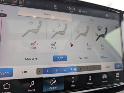 Used 2024 Chrysler Pacifica Limited image 5