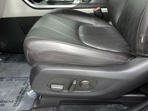 Used 2024 Kia Carnival LX image 21