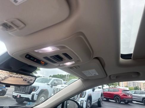Used 2023 Buick Envision Avenir AWD/4WD image 20