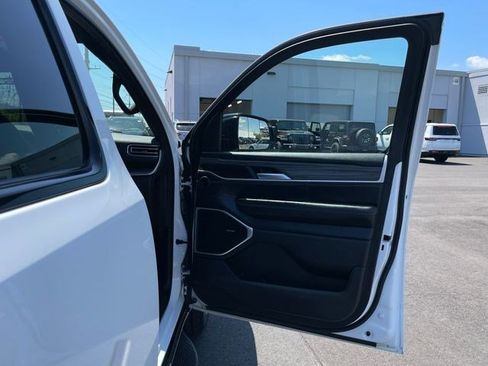 Certified 2024 Jeep Wagoneer L Series II w/ Flexible Seating Group AWD/4WD image 9