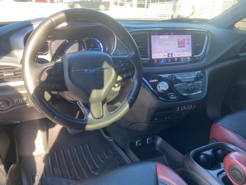 Used 2021 Chrysler Pacifica Touring w/ Uconnect Theater Family Group image 10