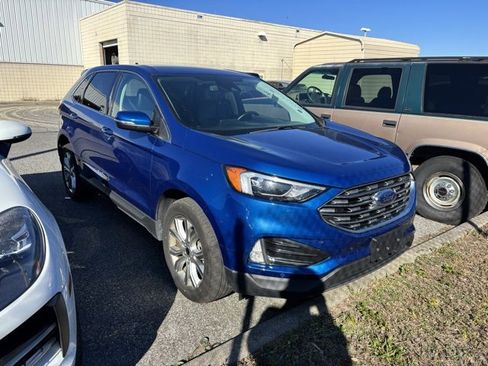 Certified 2023 Ford Edge Titanium image 2