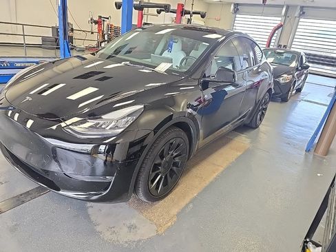 Used 2022 Tesla Model Y Long Range AWD/4WD image 2