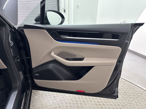 Certified 2025 Porsche Macan Electric image 22