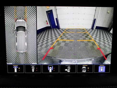 Used 2024 GMC Yukon XL SLT w/ SLT Luxury Package image 16