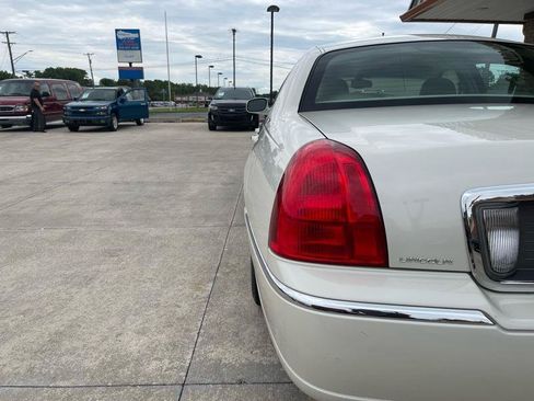Used 2003 Lincoln Town Car Executive RWD image 13