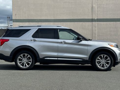 Used 2023 Ford Explorer Limited image 3