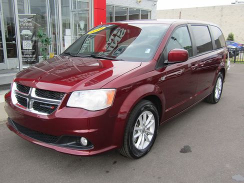 Used 2019 Dodge Grand Caravan SE FWD image 2