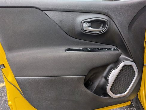 Used 2018 Jeep Renegade Latitude w/ Cold Weather Group image 15