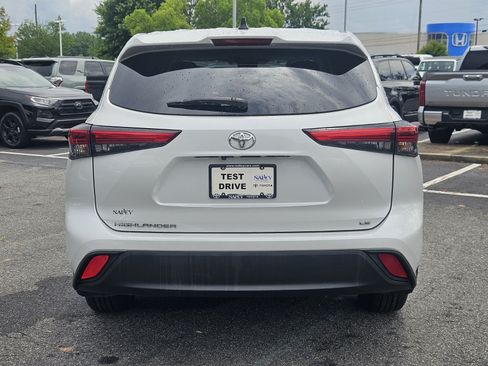 Used 2023 Toyota Highlander LE FWD image 6