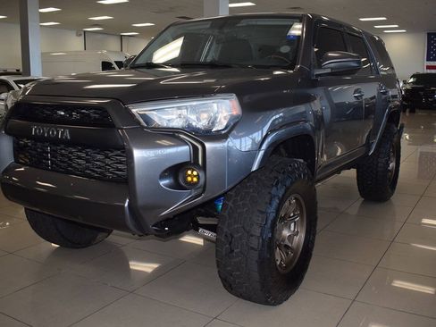 Used 2017 Toyota 4Runner SR5 AWD/4WD image 3