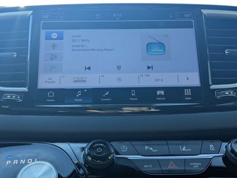 Used 2025 Chrysler Pacifica Select FWD image 19