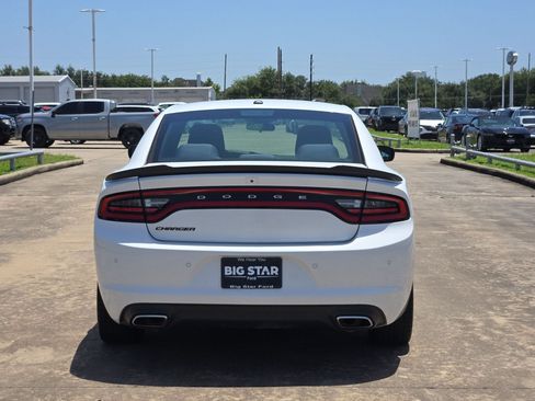 Used 2018 Dodge Charger SXT w/ Blacktop Package RWD image 5