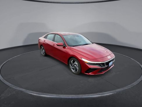 Used 2025 Hyundai Elantra SEL image 2