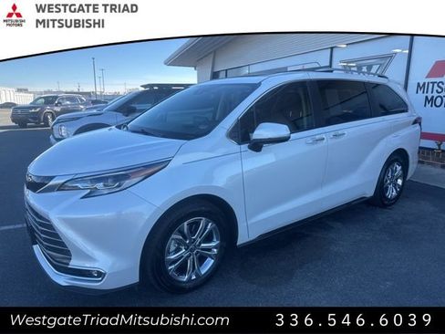 Used 2022 Toyota Sienna Platinum image 3