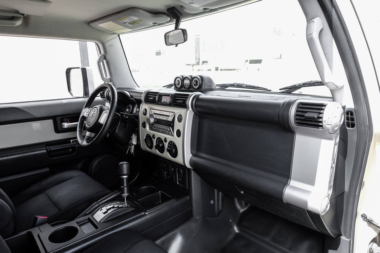 Used 2008 Toyota FJ Cruiser 2WD w/ Upgrade Pkg 2 image 18