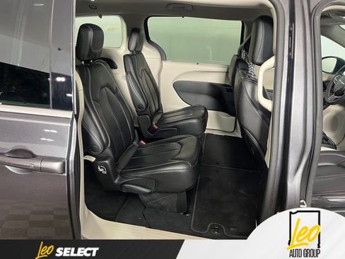 Used 2023 Chrysler Pacifica Touring-L AWD/4WD image 13