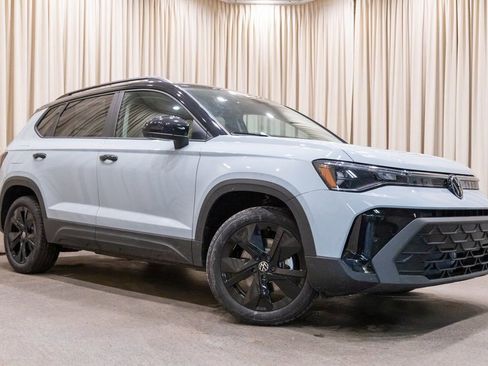 New 2026 Volkswagen Taos SE image 2