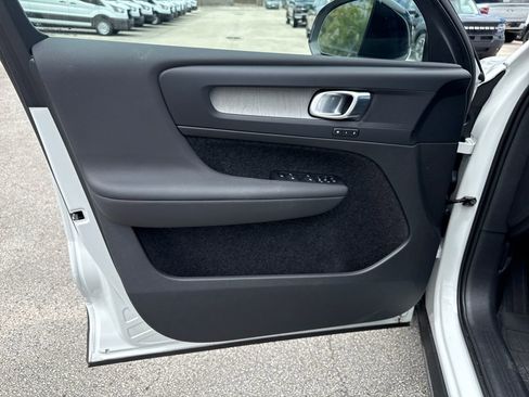 Used 2024 Volvo XC40 B5 Core image 13