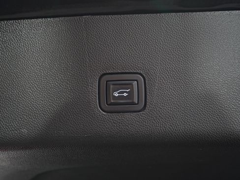 Used 2020 Chevrolet Traverse LT image 12