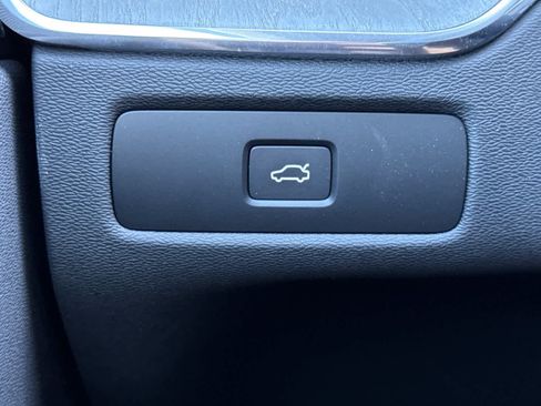 Used 2025 Volvo XC60 B5 Plus image 30