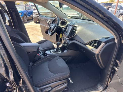 Used 2017 Jeep Cherokee Latitude FWD image 24