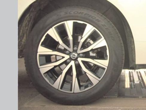 Used 2025 Volvo XC60 B5 Plus image 7