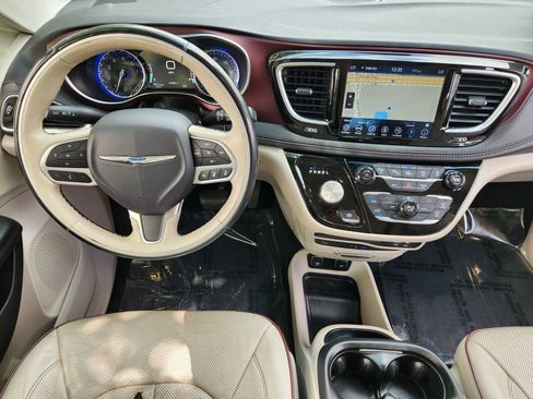 Used 2019 Chrysler Pacifica Limited w/ Tire & Wheel Group FWD image 25