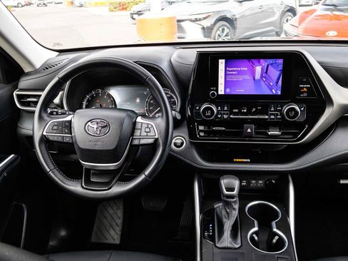 Used 2024 Toyota Highlander XLE image 29