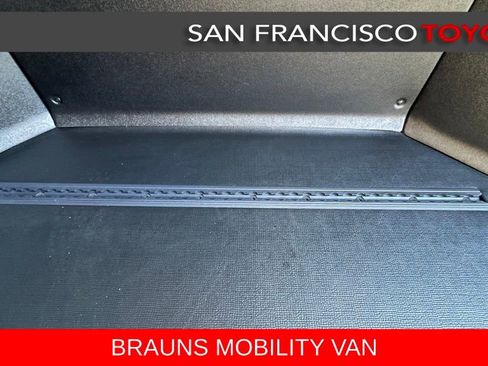 Used 2026 Toyota Sienna XLE FWD image 23