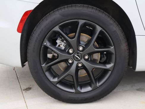 Used 2024 Chrysler Pacifica Limited w/ Uconnect Theater Family Group image 10