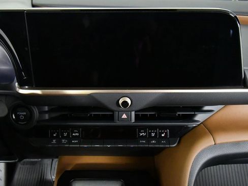 Used 2025 Toyota Crown Signia image 4