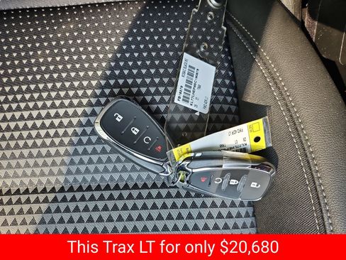 Used 2025 Chevrolet Trax LT FWD image 21