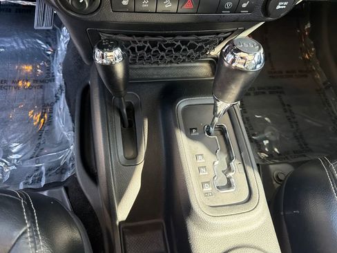 Used 2016 Jeep Wrangler Unlimited Sahara w/ Connectivity Group AWD/4WD image 22