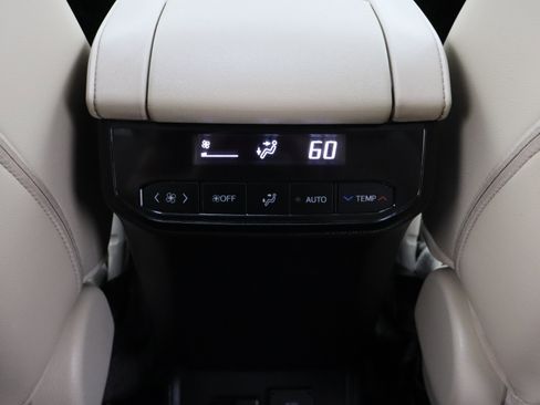 Used 2023 Toyota Highlander Limited FWD image 31