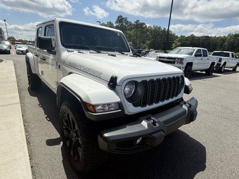 Used 2025 Jeep Gladiator Sport AWD/4WD image 9