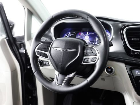 Used 2022 Chrysler Pacifica Touring-L FWD image 23