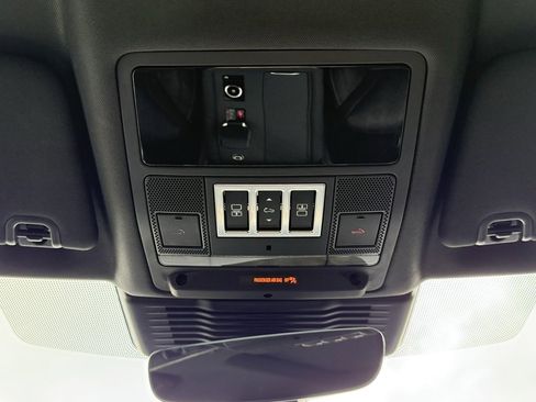 Certified 2025 Land Rover Discovery Dynamic SE image 28